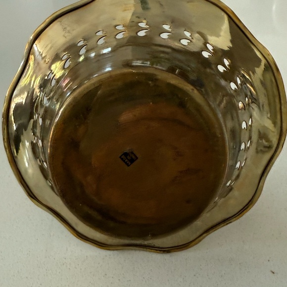 Vintage Small Brass Trinket Basket Folding Handle Scalloped Rim‎ Made in India - Picture 6 of 8